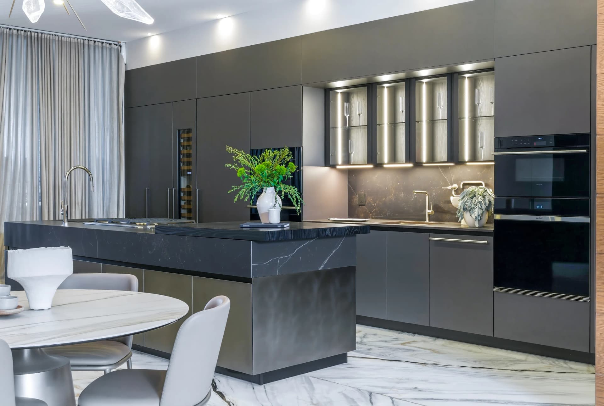 Cocina con isla del showroom de Homa Living, fotografía propia usada en el hero del sitio