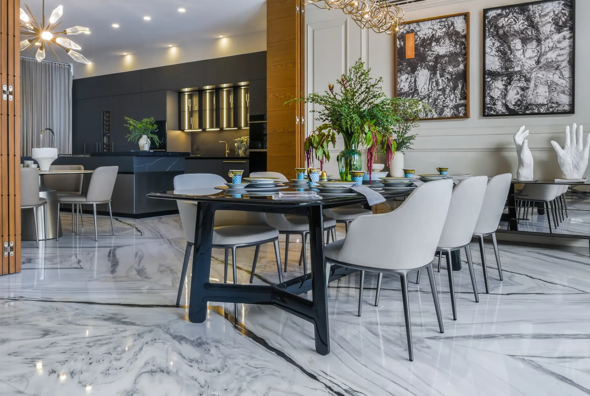 Comedor con mesa negra y sillas tapizadas en el showroom de Homa Living